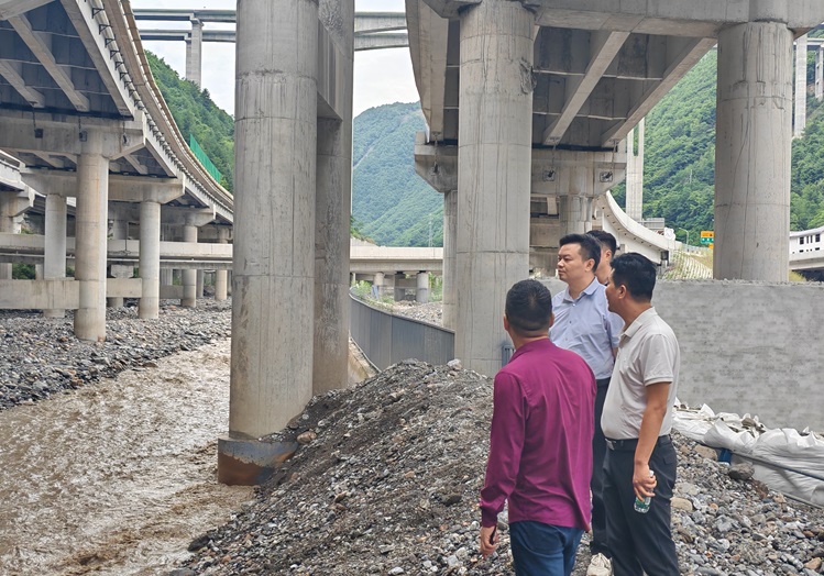 勿角特大桥河道淤堵查看.jpg